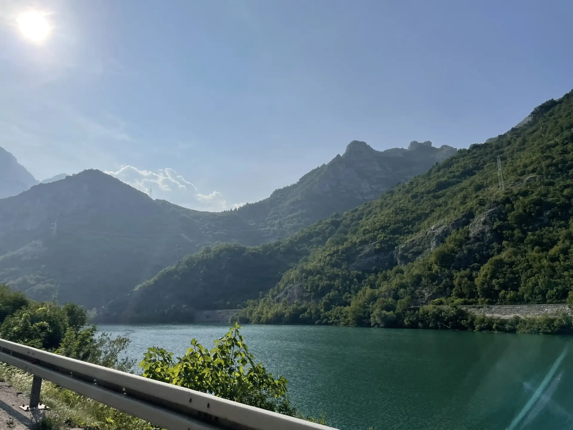 Panorama des montagnes de Bosnie – Nature sauvage et paysages alpins Paysage de montagne en Bosnie avec sommets verdoyants et ciel bleu