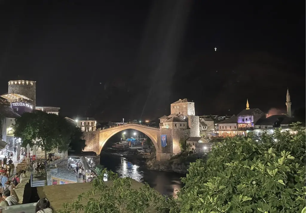 Vue de nuit illuminée sur le pont de Mostar en Bosnie-Herzégovine