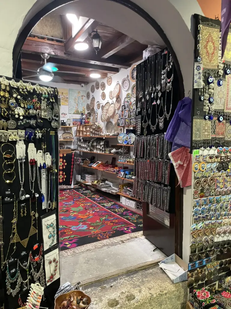 Top destinations Bosnie-Herzégovine -Boutique de souvenirs traditionnels dans la vieille ville de Mostar en Bosnie-Herzégovine