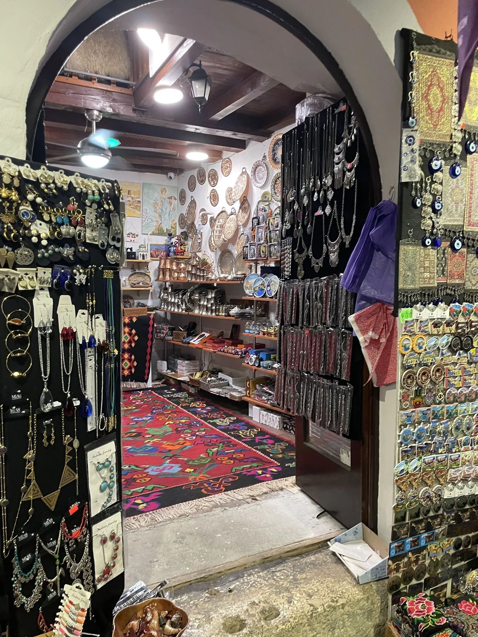 Top destinations Bosnie-Herzégovine -Boutique de souvenirs traditionnels dans la vieille ville de Mostar en Bosnie-Herzégovine