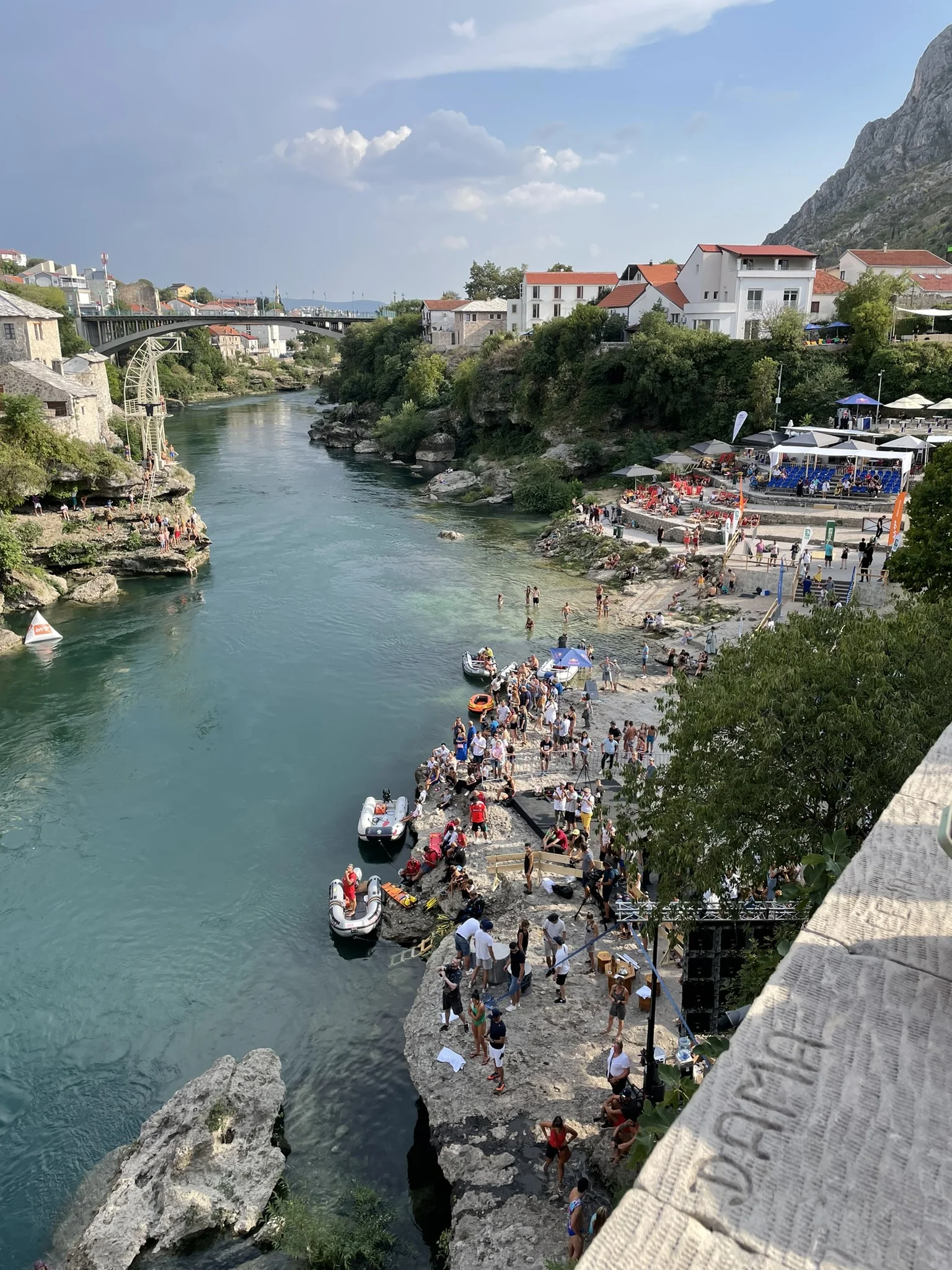 Vue depuis le pont de Mostar sur la rivière Neretva en Bosnie-Herzégovine