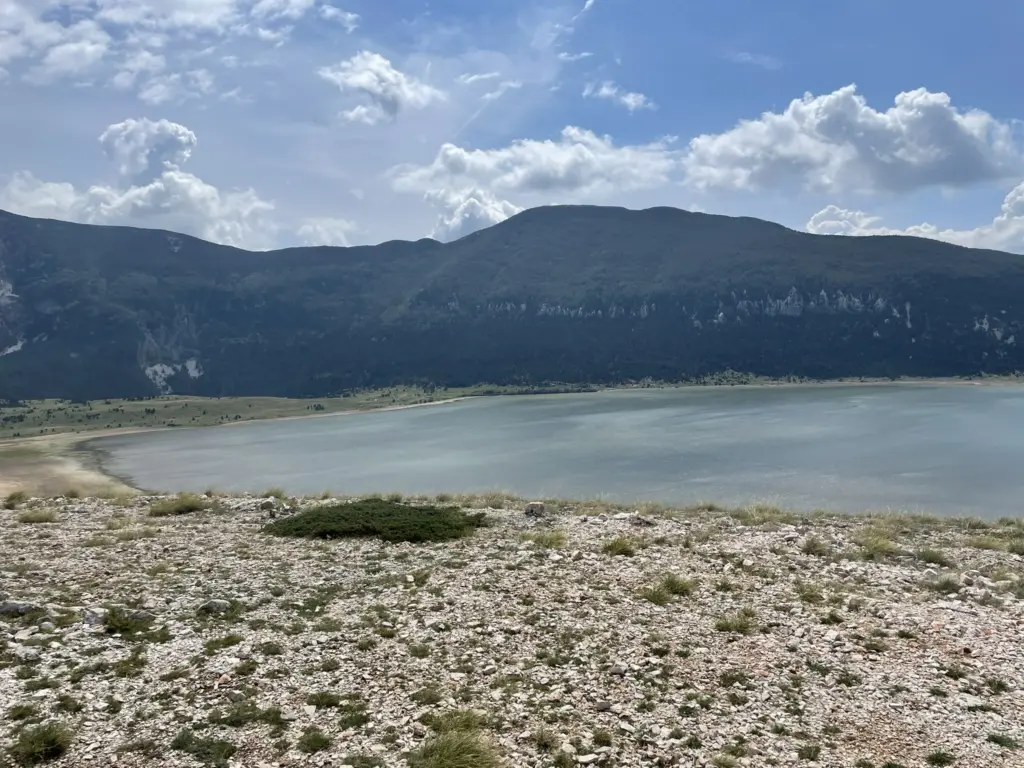 Vue panoramique du lac du parc national Blidinje en Bosnie-Herzégovine.