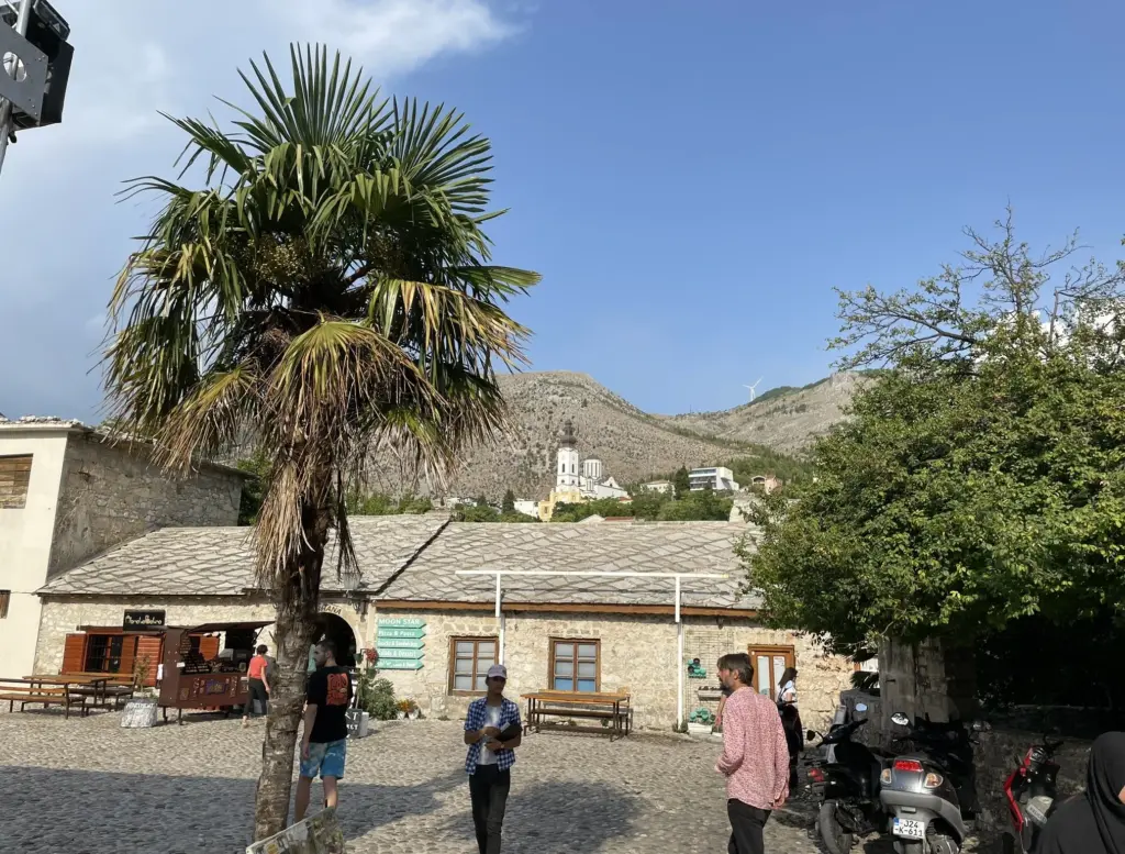 Le centre historique de Mostar, avec ses bâtiments traditionnels en pierre, ses ruelles pavées