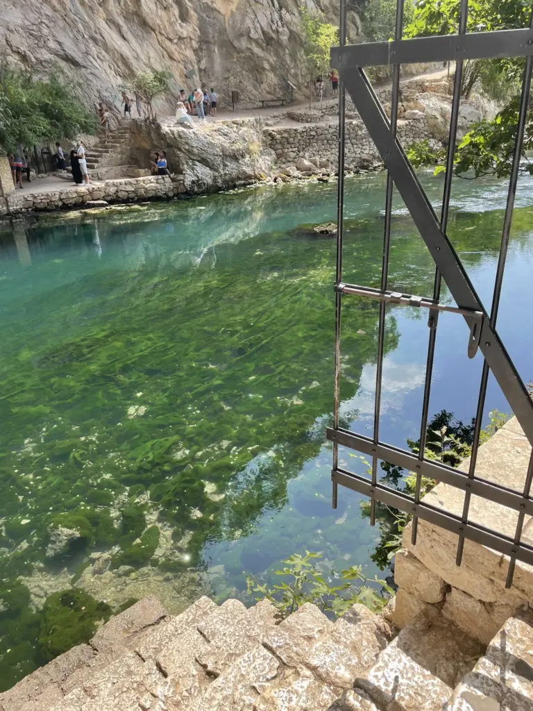 Vue sur la rivière Buna à Blagaj en Bosnie-Herzégovine