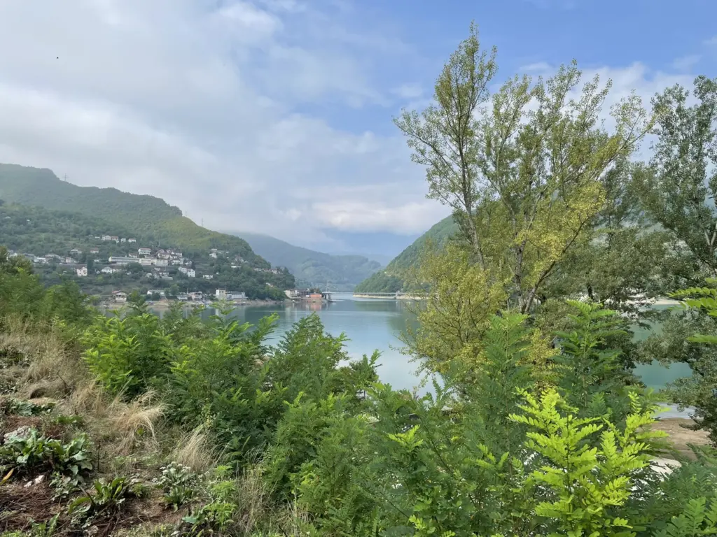 Point de vue sur la route de Jablanica avec vue sur la rivière