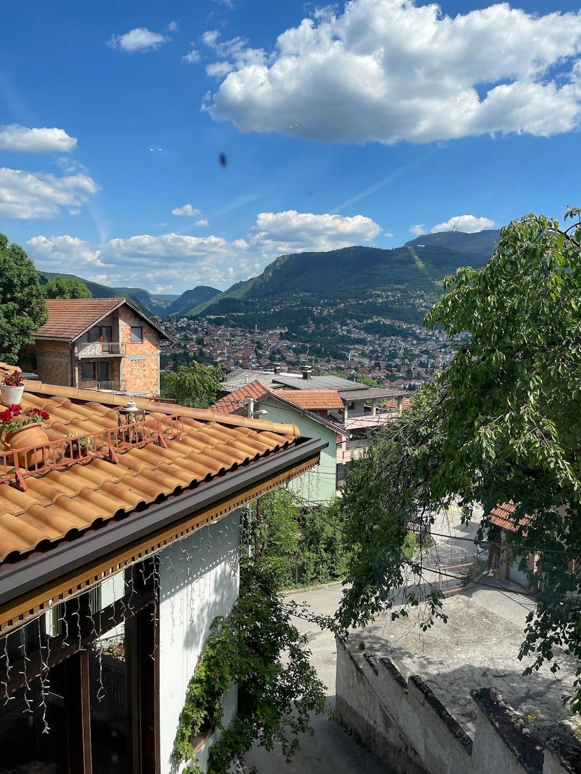 Vue panoramique depuis les hauteurs sur la ville de Sarajevo en tourisme en Bosnie-Herzégovine.