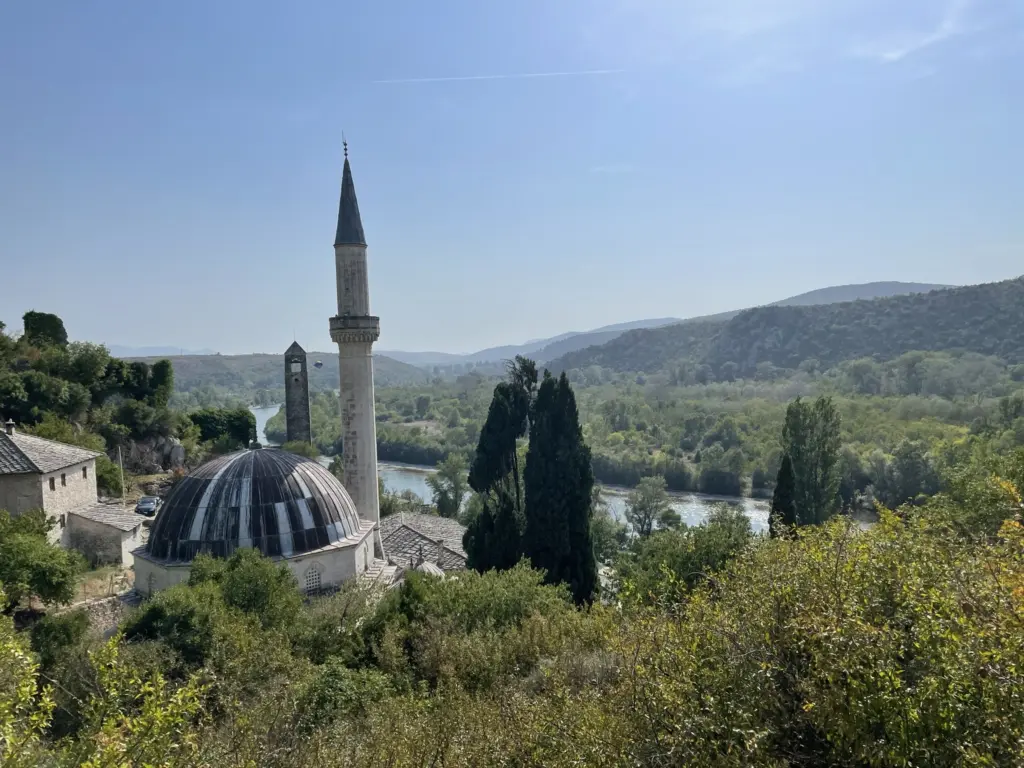 Vue panoramique depuis les hauteurs sur le village de Počitelj en Bosnie-Herzégovine.
