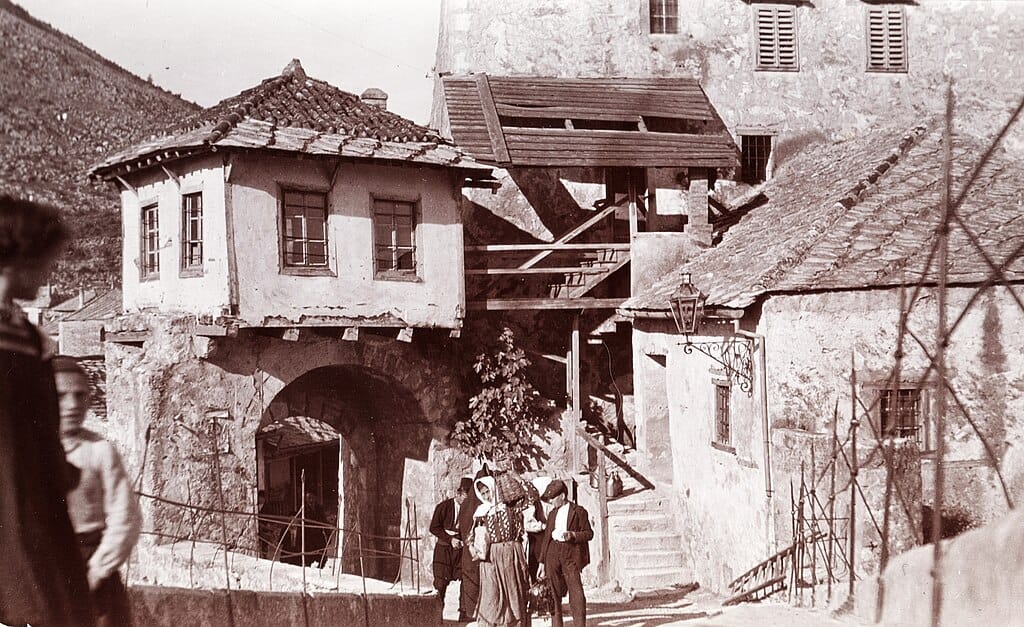 La tête du vieux pont (stari most) depuis le milieu du pont ne 1903