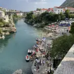 Vue depuis le pont de Mostar sur la rivière Neretva en Bosnie-Herzégovine
