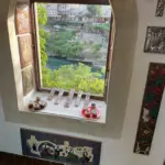 Vue depuis une boutique sur la vieille ville de Mostar en Bosnie-Herzégovine