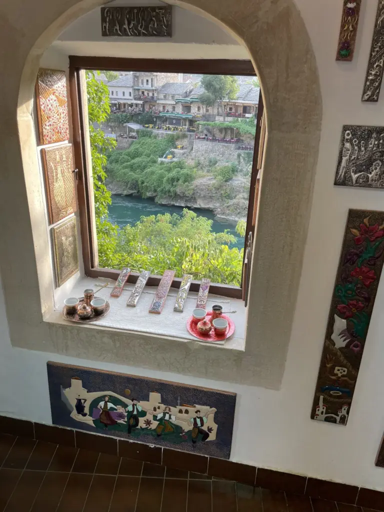 Vue depuis une boutique sur la vieille ville de Mostar en Bosnie-Herzégovine