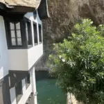 Vue panoramique depuis les hauteurs sur le monastère soufi de Blagaj en Bosnie-Herzégovine
