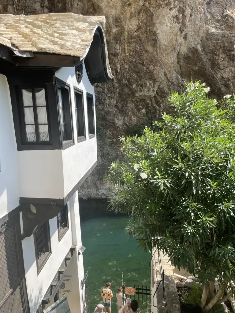 Vue panoramique depuis les hauteurs sur le monastère soufi de Blagaj en Bosnie-Herzégovine
