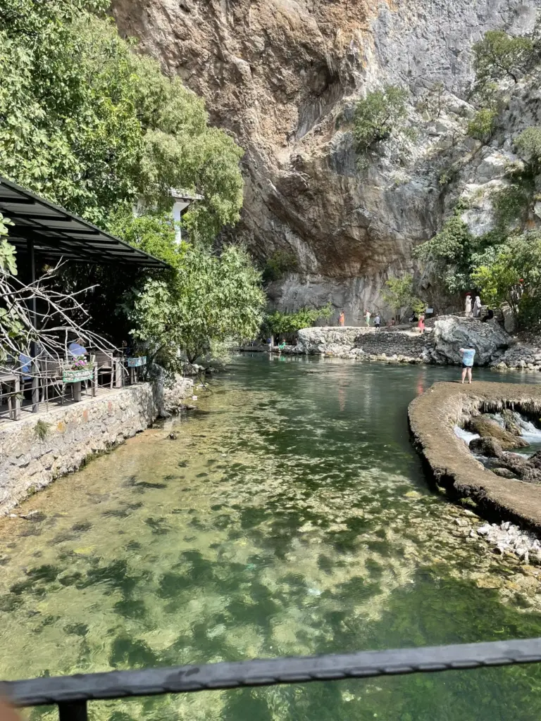 Vue sur la rivière Buna à Blagaj en Bosnie-Herzégovine