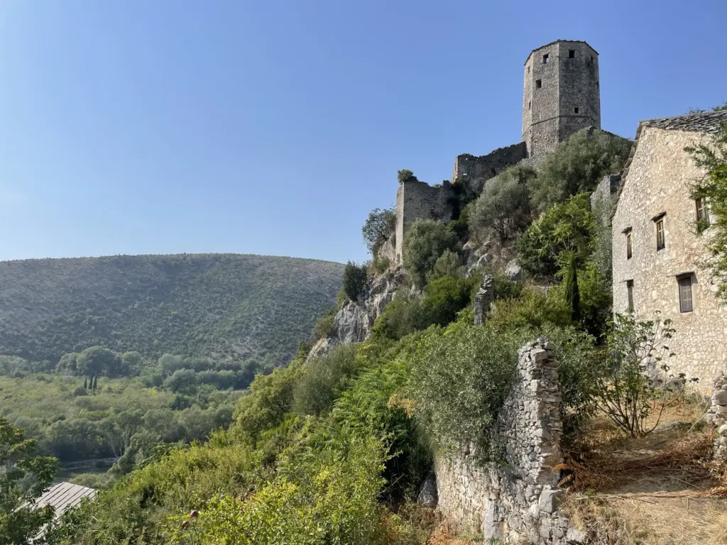 Vue panoramique sur le château médiéval de Počitelj et collines en arrière plan.