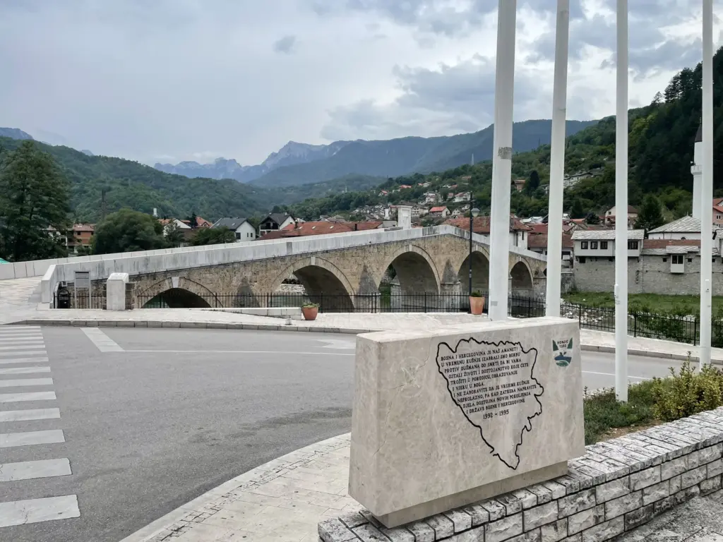 L'emblématique pont ottoman de Konjic surplombant la Neretva