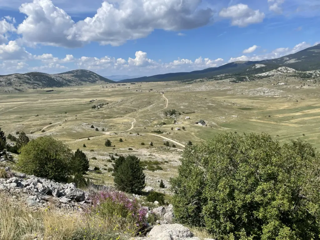 Vue aérienne du parc naturel de Blidinje en randonnées