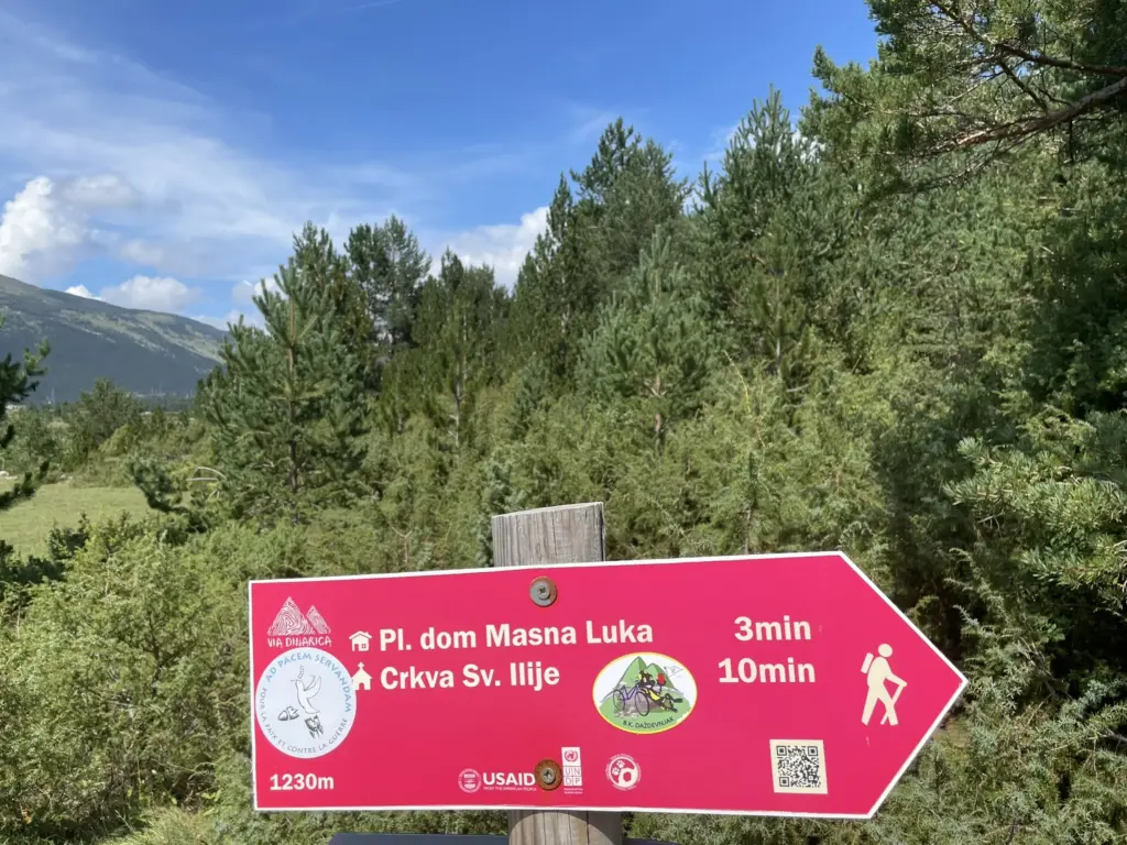 Panneau de randonnée en bois indiquant le chemin vers Masna Luka dans le parc naturel de Blidinje