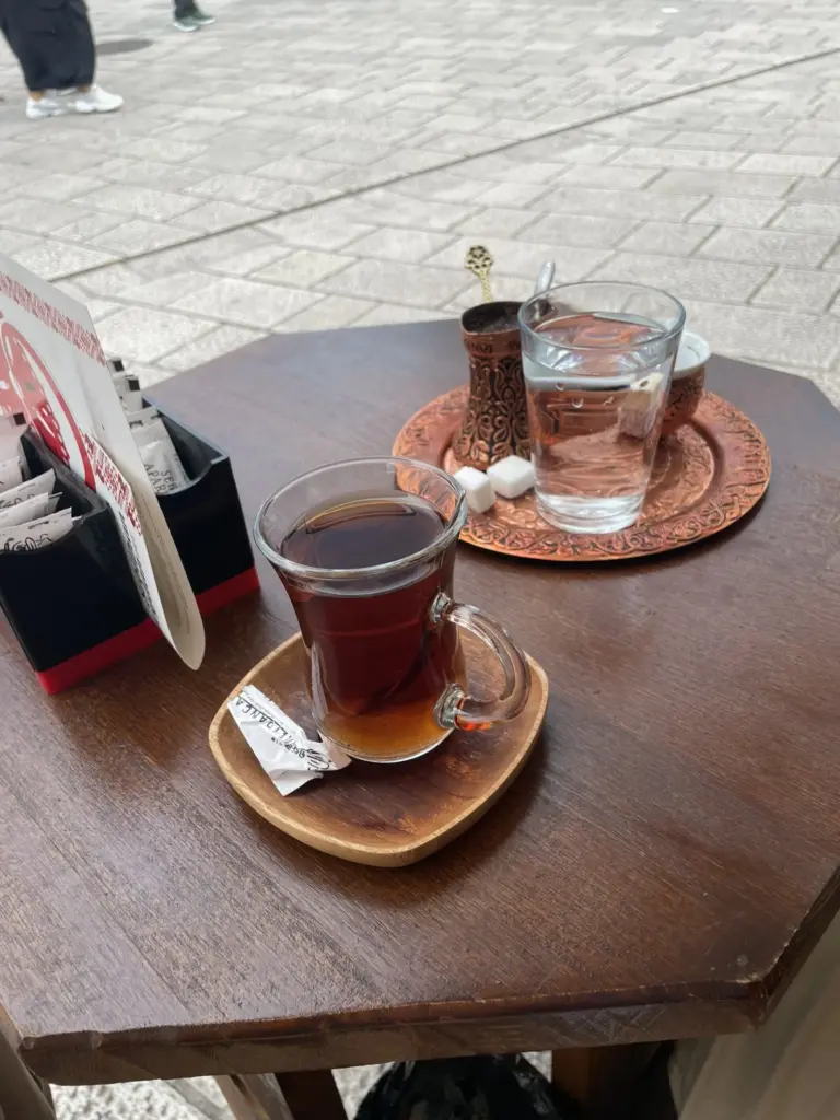 Café traditionnel bosnien en centre-ville en Bosnie-Herzégovine
