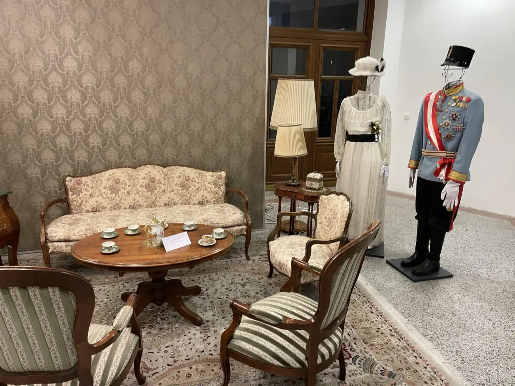 Représentation symbolique de l’archiduc François-Ferdinand et de son épouse Sophie à l’hôtel de ville de Sarajevo, avant l’assassinat de 1914.