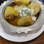 Plat traditionnel bosnien avec viande, légumes et épices