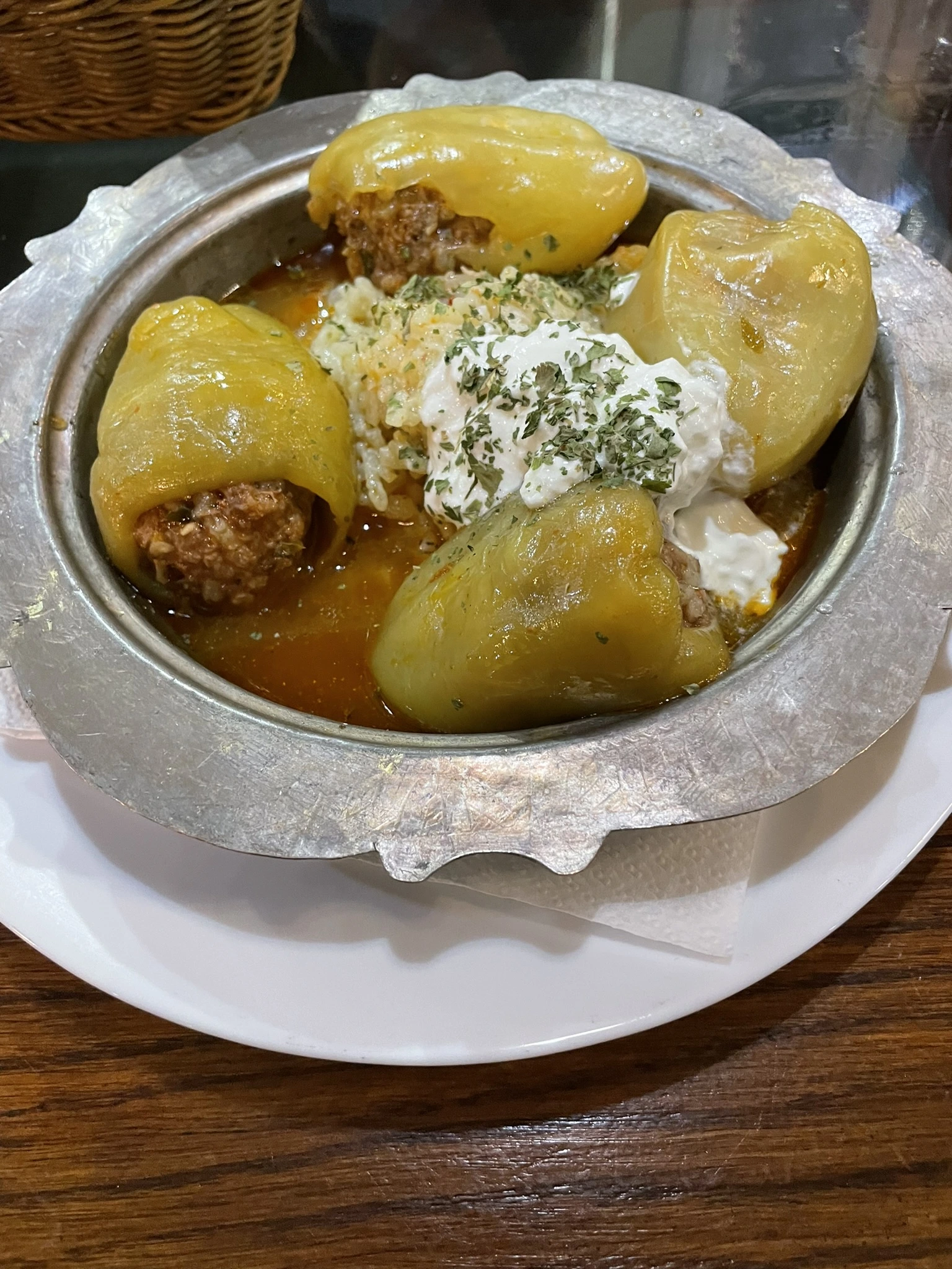 Plat traditionnel bosnien avec viande, légumes et épices