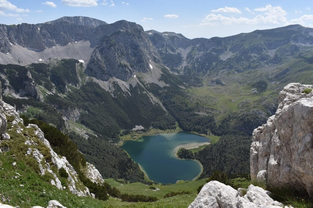 Parc national de Sutjeska avec montagnes et forêt dense en Bosnie pour randonnées.