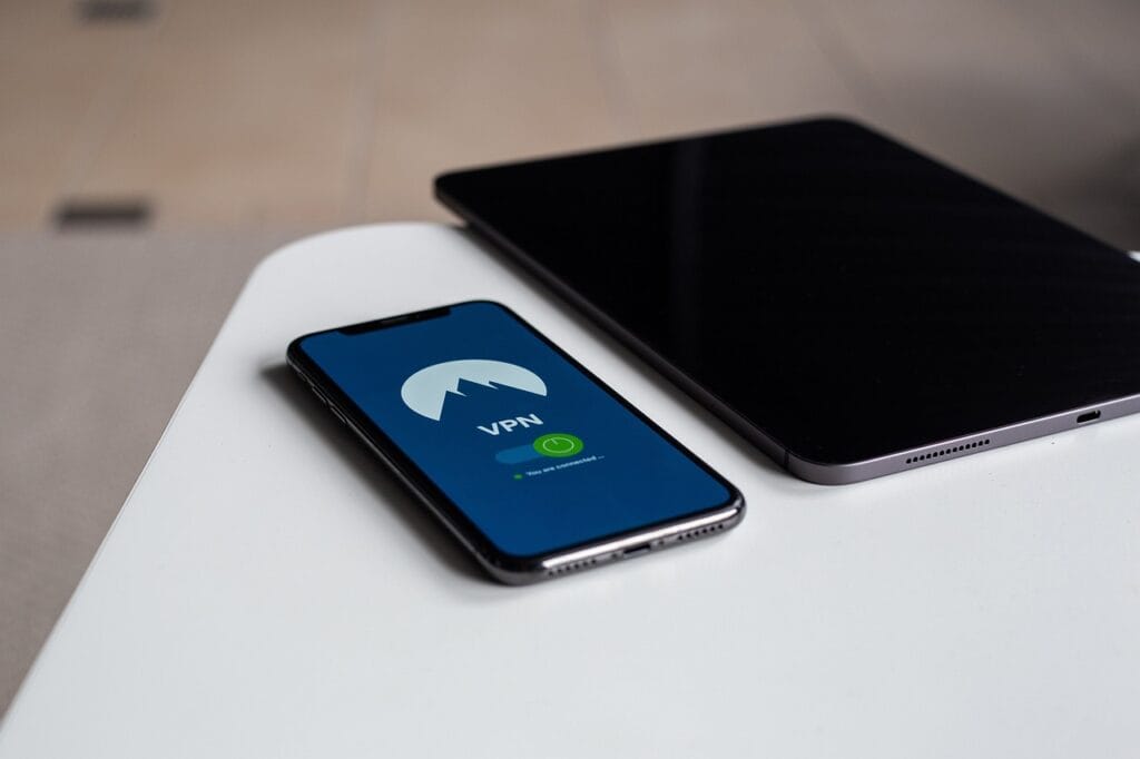 Téléphone affichant l’activation d’un VPN Gros plan d’un téléphone portable dont l’écran montre l’activation d’un VPN, illustrant la sécurité et la protection de la connexion Internet.