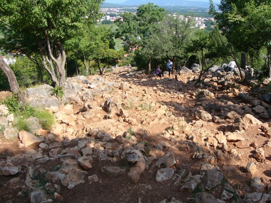 Vue panoramique de la colline du Podbrdo à Međugorje, avec le village et les collines environnantes.