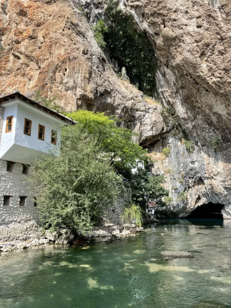 Vue monastere soufi derviche et grottes à Blagaj