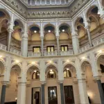 Intérieur de l’Hôtel de ville de Sarajevo avec vitraux et haut plafond en Bosnie-Herzégovine