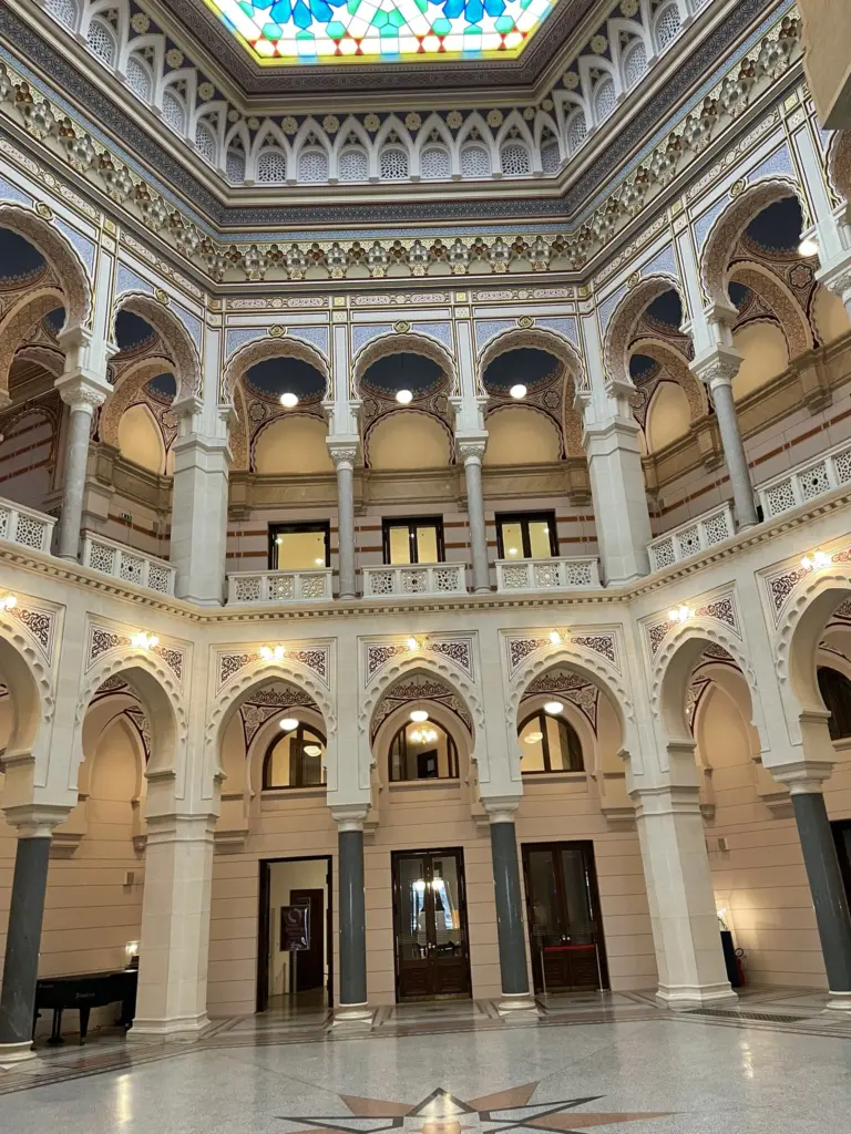 Intérieur de l’Hôtel de ville de Sarajevo avec vitraux et haut plafond en Bosnie-Herzégovine
