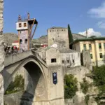 Vue sur le célèbre pont de Mostar en Bosnie-Herzégovine.