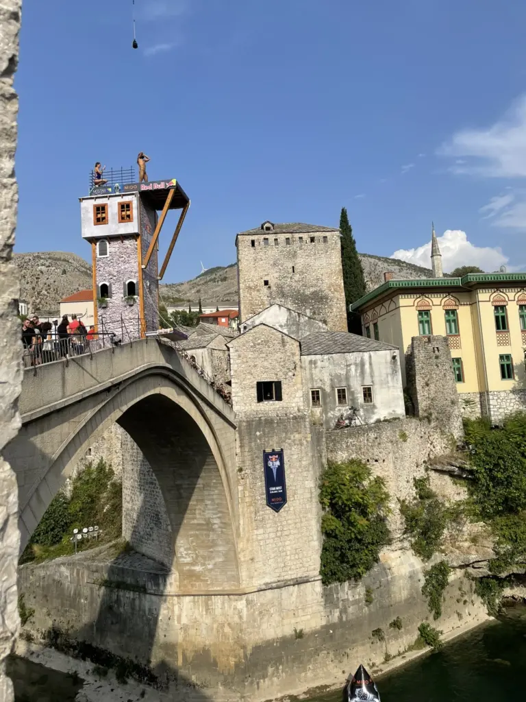 Vue sur le célèbre pont de Mostar en Bosnie-Herzégovine.